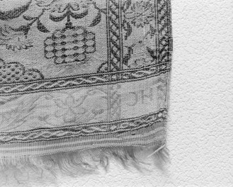 Muzeum Narodowe - zbiory - pas jedwabny jednostronny - Rosja /XVIII wiek/ - głowa i wciąża /fragment/ - sygnatura, skan 1