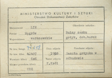 Zespół zamkowy - wieża w trakcie restauracji, widok od strony płn. - zach. - metryczka, skan 1