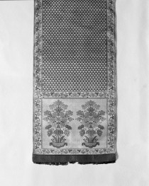 Muzeum Narodowe - zbiory - pas jedwabny dwustronny - Lyon /1785 - 1792 rok/ - głowa i wciąża /fragment/ - awers, skan 1