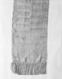 Muzeum Narodowe - zbiory - pas jedwabny czterostronny - Lyon /1785 - 1792 rok/ - głowa i wciąża /fragment/ - awers, skan 1