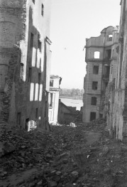 ulica Celna- widok ogólny zabudowy  w ruinie, skan 1