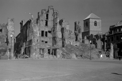 Plac Zamkowy - widok ruin od ul. Piwnej do ulicy Świętojańskiej, skan 1
